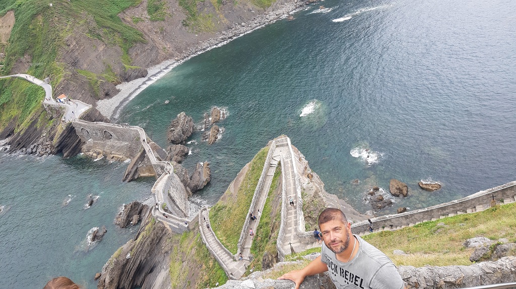 Escaleras hacia Gaztelugatxe